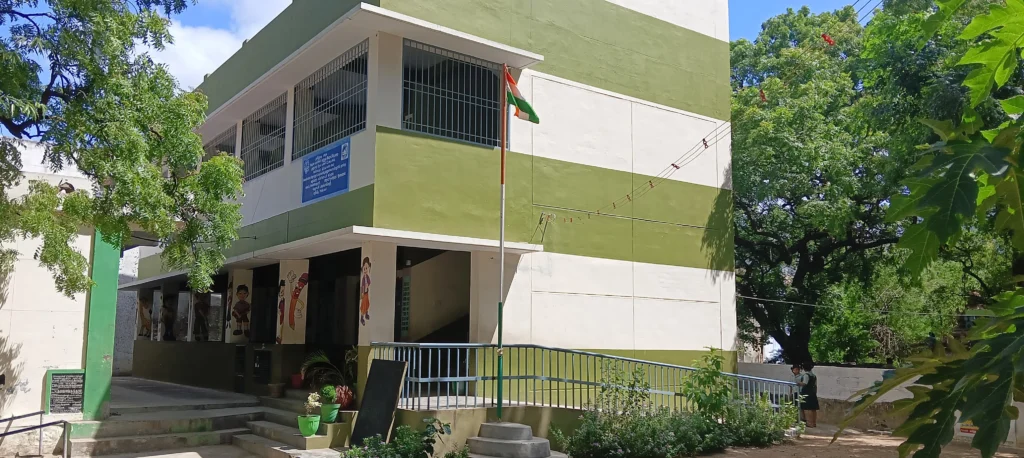 பழுதடைந்த அரசு பள்ளி கட்டிடம் - மாணவர் பாதுகாப்புக்கு கேள்விக்குறி