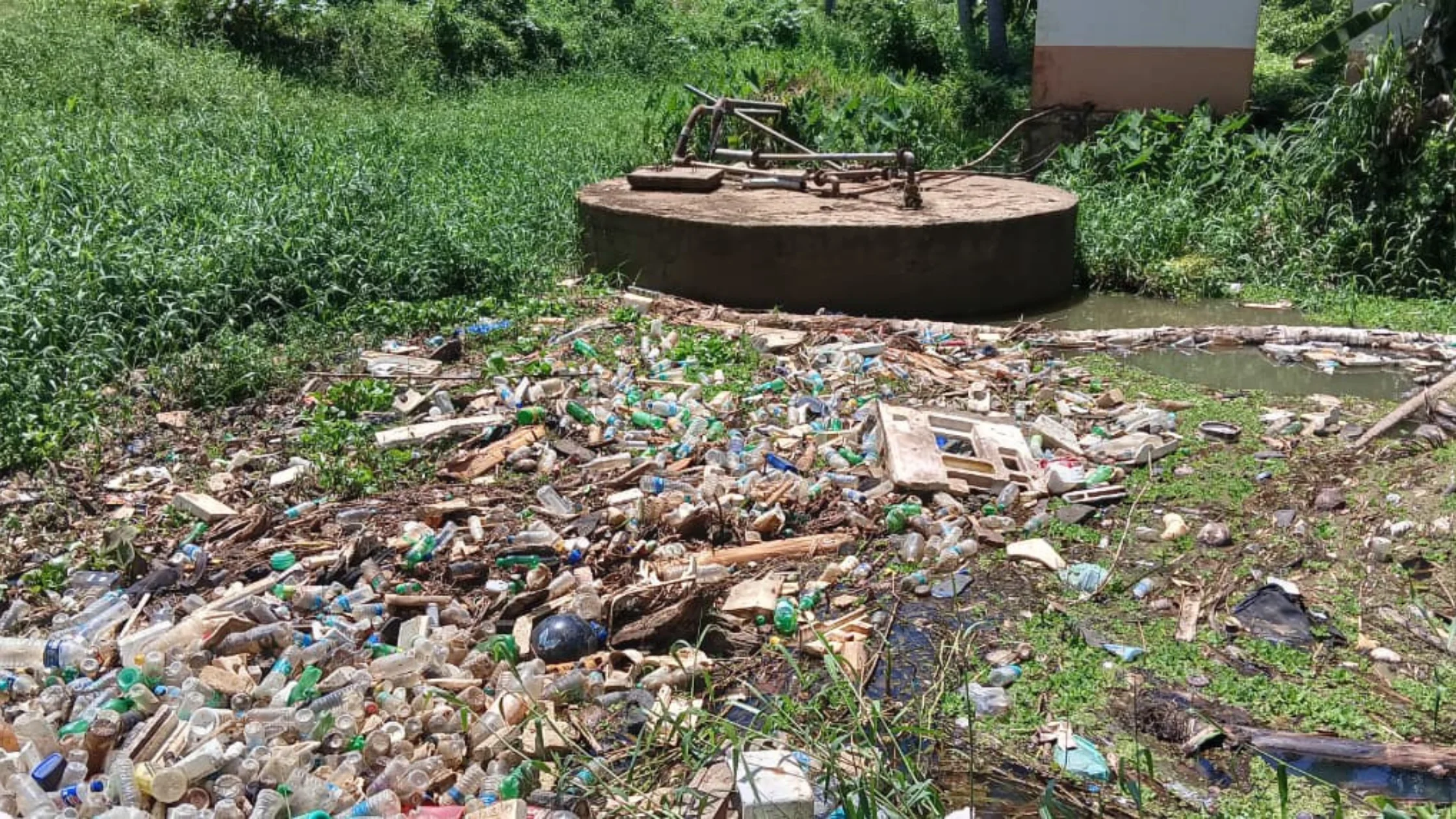 thakkalai-arugae-aatril-thengiya-kazhivugalal-maasupatta-kudineer-viniyogam-samuga-pothunala-iyakkam-pugaar