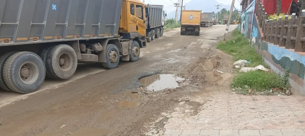 Damaged Aralvaimozhi–Kumarapuram road with potholes, public welfare movement complaint