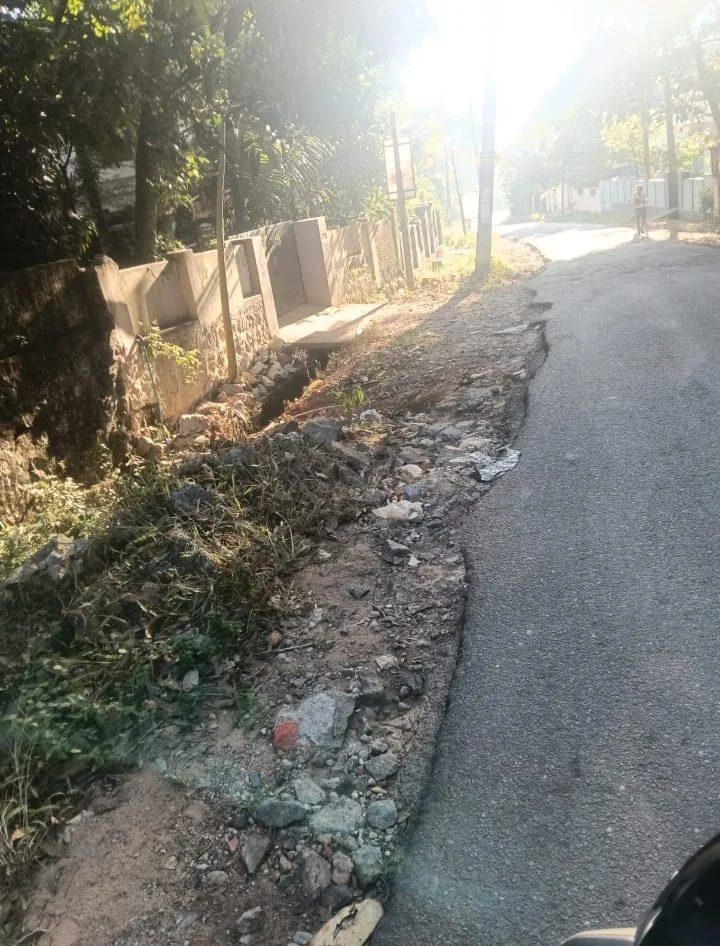 பாதுகாப்பற்ற சாலை – பொதுமக்கள் அவதி