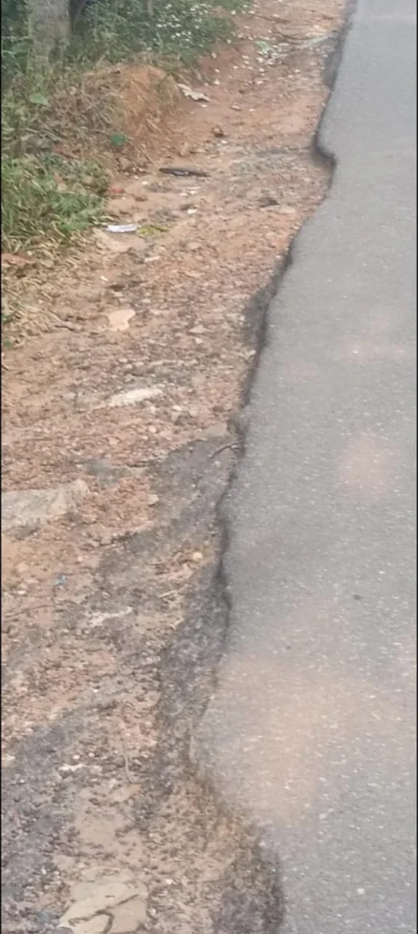 குலசேகரம் அருகே குறுகிய சாலை – வாகன நெரிசல்