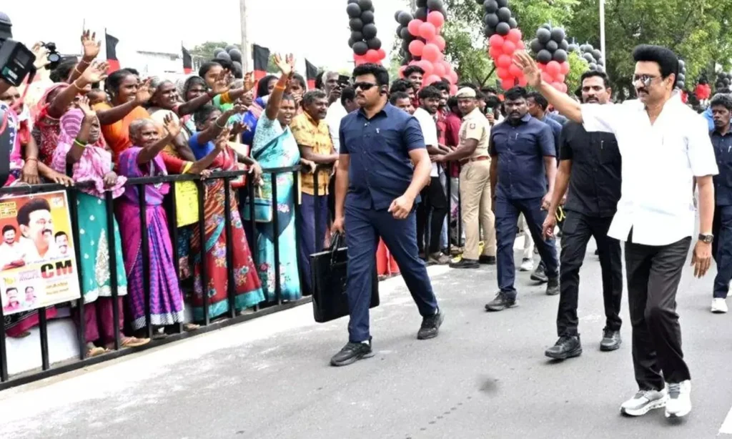 தமிழ்நாட்டில் ரோடு ஷோக்களுக்கு தடை விதிக்க வேண்டும் என்ற சமூக பொதுநல இயக்கத்தின் கோரிக்கை