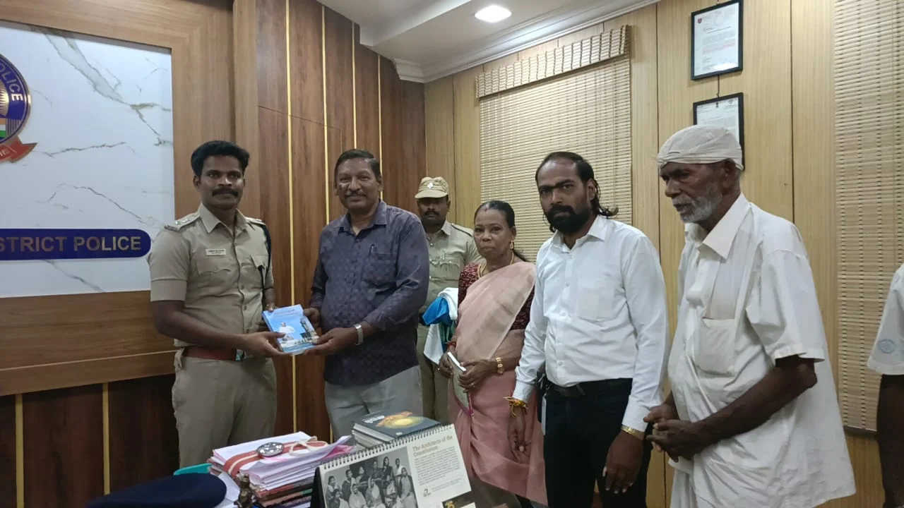 Under the leadership of A.S. Sankarapandian, the Social Welfare Movement leaders met Kanyakumari district police officials in a gesture of respect.