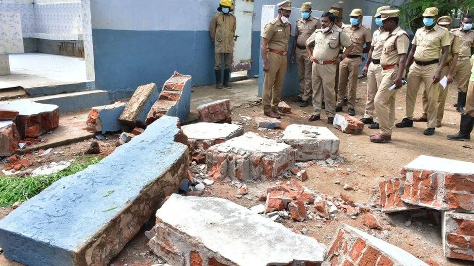 அரசு பள்ளி, பள்ளிக்கட்டிடம் பாதுகாப்பு, மாணவர் பாதுகாப்பு, சமூக பொதுநல இயக்கம்
Unsafe government school buildings raise student safety concerns, social welfare movement alleges
