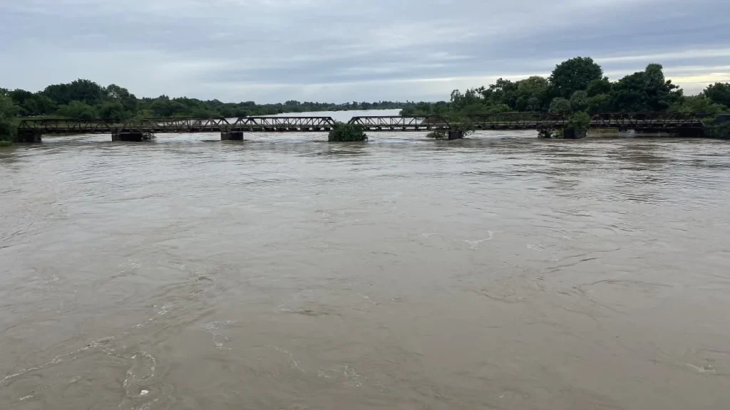 Kazhiuneer Kalappaal Kettupoonna Kedilam Aaru - Samuga Pothunala Iyakkam Kutratchaatu