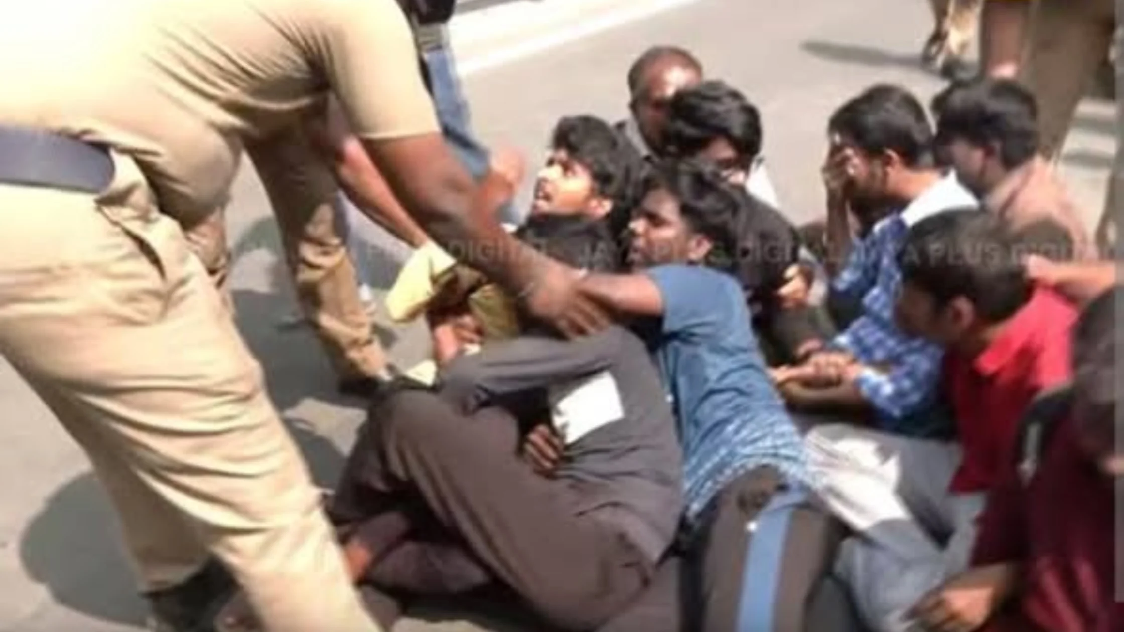 சென்னையில் போராட்டம் நடத்திய மாற்றுத்திறனாளிகள் மீது போலீசார் நடவடிக்கை எடுத்த சம்பவம்