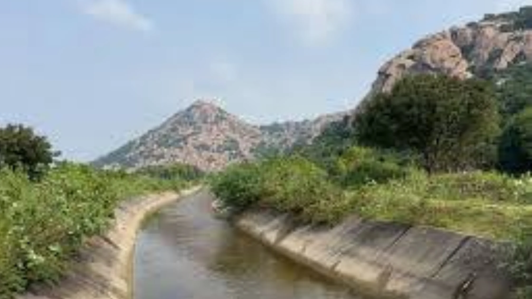 பாழடைந்த நந்தன் கால்வாய் மற்றும் அதன் சீரமைப்பு தேவையை காட்டும் படம்