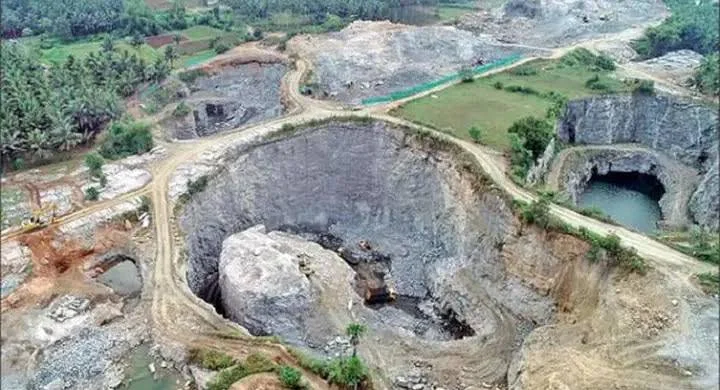 தமிழகத்தில் ஆயிரக்கணக்கான சட்டவிரோத கல்குவாரிகள் செயல்பட்டு வருவதால் மலைகள் அழிக்கப்பட்டு, நிலத்தடி நீர் குறைந்து, விவசாயம் மற்றும் சுற்றுச்சூழல் கடுமையாக பாதிக்கப்படுவதாக சமூக பொதுநல இயக்கம் குற்றம்சாட்டியுள்ளது. இயற்கை வளங்களை பாதுகாக்கவும், சட்டவிரோத குவாரி நடவடிக்கைகளை தடுக்கவும் கடுமையான நடவடிக்கைகள் அவசியம் என வலியுறுத்தப்பட்டுள்ளது.