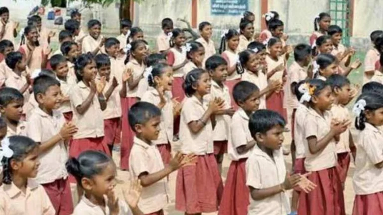 தமிழ்நாட்டில் அரசுப் பள்ளிகளில் மாணவர்கள் பயன்படுத்தும் பராமரிப்பின்றி காணப்படும் கழிப்பிட வசதிகள்