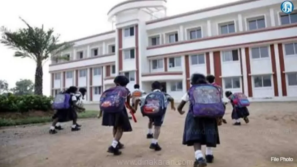 தனியார் பள்ளிகளில் கட்டண வசூல் குறித்து பெற்றோர்கள் கவலை தெரிவிக்கும் காட்சி